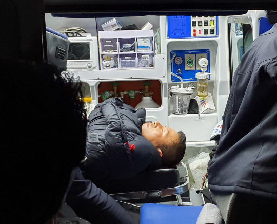 황교안 한국당 대표가 지난 27일 밤 11시10분쯤 단식 8일만에 의식불명 등 건강이 악화해 응급실로 실려가고 있다. 한국당 제공